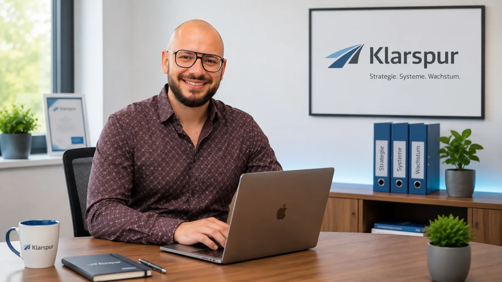 Kevin Labetzsch, Gründer von Klarspur, am Schreibtisch mit Laptop im Klarspur-Büro in Husum